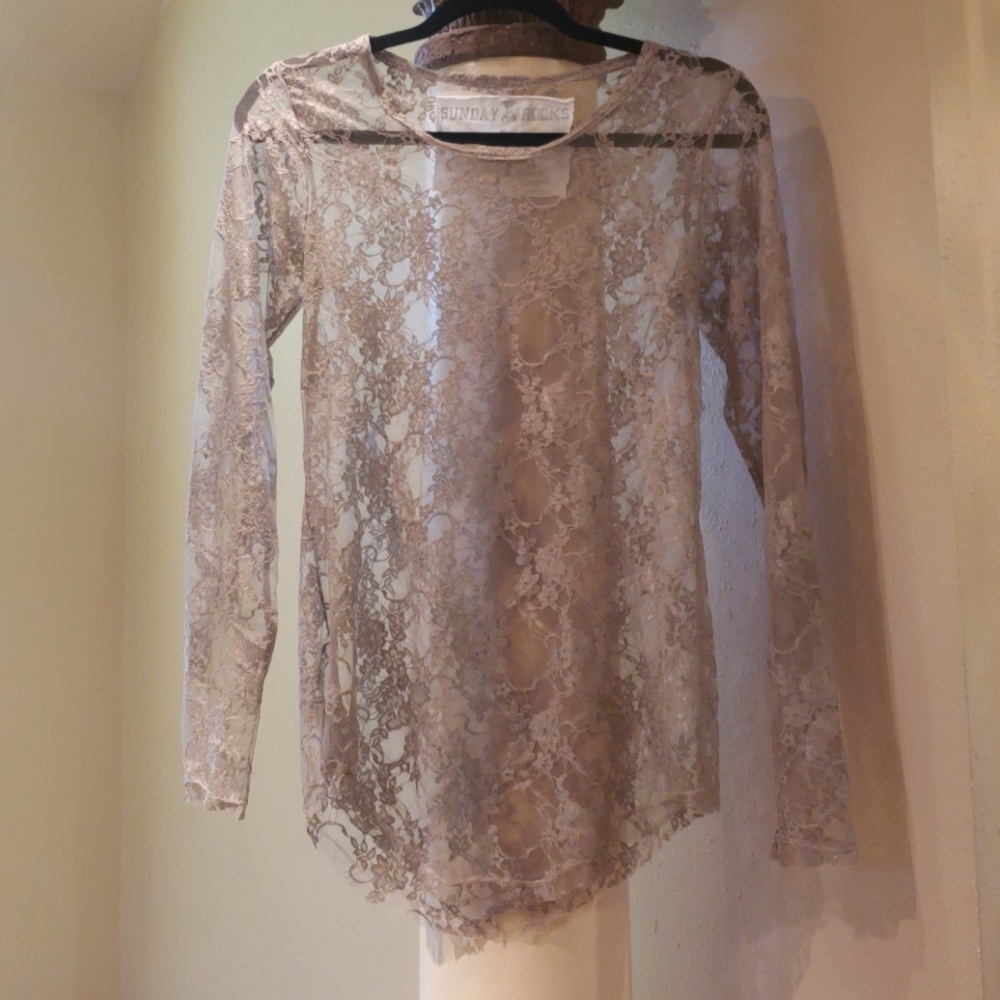 Beautiful bamboo lace blouse in excellent conditio
